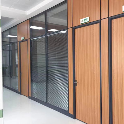 qualidade  Leisure facilities factory office double glass wall 84mm soundproof transparent glass integrated movable shutter glass curtain wall fábrica